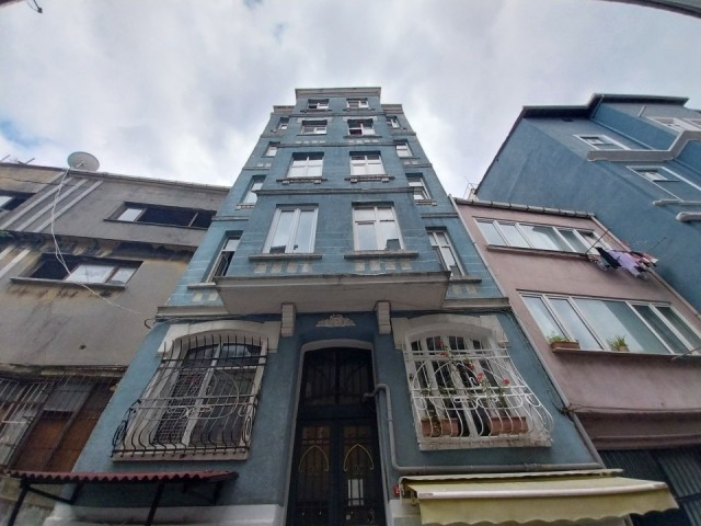 İSTANBUL BEYOĞLU KAMER HATU'NDA 2+1 CUMBA KATI'NDA SATILIK DAİRE