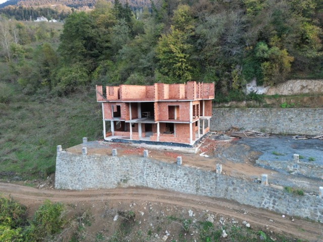 MAÇKA AKMESCİT'DE 1933 M2 ÜZERİNE KURULU 650 M2 SATILIK MÜLK