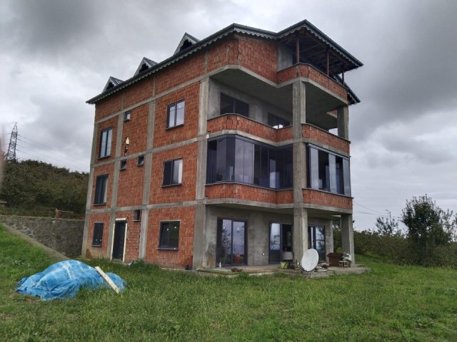 ARSİN KONAK MAHALLESİNDE SATILIK 4 KATLI BİNA VE ARSASI