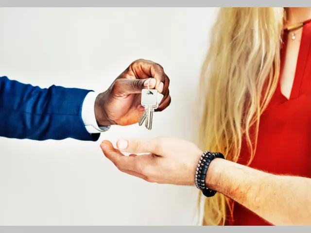 Is it legal to Decapitate a real estate consultant ?